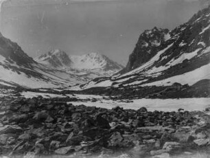 Gebirgslandschaft : Eine Gebirgslandschaft im Tian Shan Hochgebirge. Im Hintergrund vermutlich ein Gletscher