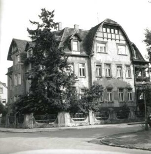 Dresden-Trachau, Schützenhofstraße 11/Ecke Stephanstraße. Villa. Um 1905. Eckansicht mit Einfriedung
