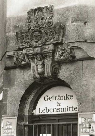 Dresden-Neustadt, Löwenstraße 12/10 / Ecke Bautzner Straße. Doppelwohnhaus mit Laden (1913). Schlußstein (Nr. 12)