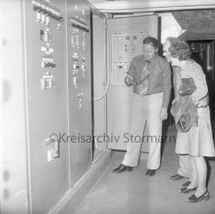 Hallenbad [später Travebad-Schwimmhalle]: Konrad-Adenauer-Ring: Einweihung: Schaltanlage: rechts Gäste: 09.05.1975
