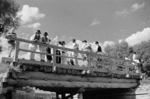 Reisefotos Rumänien. Bauern in Tracht auf einer hölzernen Brücke