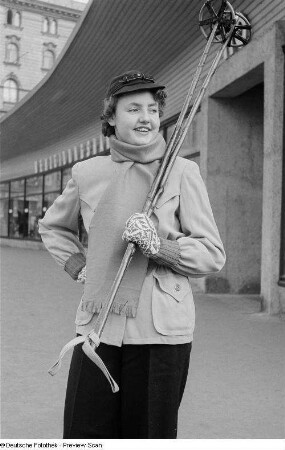 Ein Model präsentiert Wintersportbekleidung für Damen