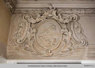 Szenische Stuckreliefs mit Putti : Schlafender Putto