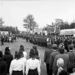 Volks- und Schützenfest: Schützenverein Klein Wesenberg und Umgebung von 1919 e.V.: Festplatz "Wesenberger Tannen": Aufmarsch der Schützenvereine: hinten Karussells und Buden