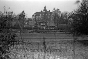 aus Blickrichtung Süden: davor Gebäude und Neuhöfer Teich
