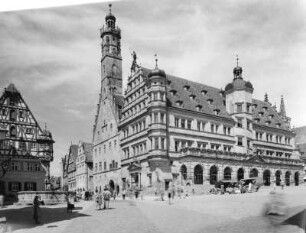Rothenburg ob der Tauber, Rathaus, Renaissance Bau 1752-1578 erbaut, gotischer Bau mit Turm, Marien-Apotheke ehem. Tanzhaus, Herterichsbrunnen 1608, Blick in die Herrengasse