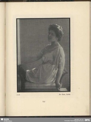 [Frau in einem weißen Kleid auf einem Hocker sitzend]