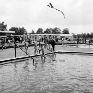 Sommerbad Tarpenbek: Am Hallenbad: Eröffnung: Kinder am Schwimmbecken vorne, im Hintergrund Gäste