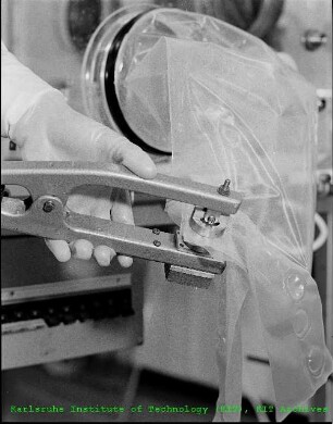 Gerät zum Verschließen von Glovebox-Zugängen am Europäischen Institut für Transurane (ITU)