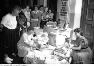 Verschiedene Veranstaltungen des Demokratischen Frauenbundes Deutschlands (DFD), Feier zum Internationalen Frauentag im Deutschen Hygiene-Museum Dresden, Kreiskonferenz in Dresden-Laubegast, Geschenke für den Weltkongress der Mütter in Lausanne, Empfang indischer Frauen, März-Mai 1955