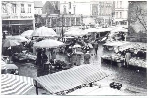 Marktplatz. Detmold. im Hintergrund der Neubau der Sparkasse