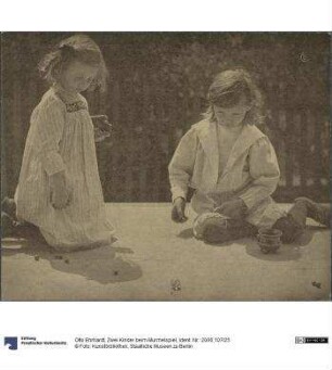 Zwei Kinder beim Murmelspiel