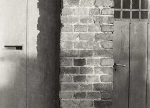 Brabschütz-Podemus, Roitzscher Straße 1. Bauernhof (nach 1800), Mauerstück zwischen zwei Türen