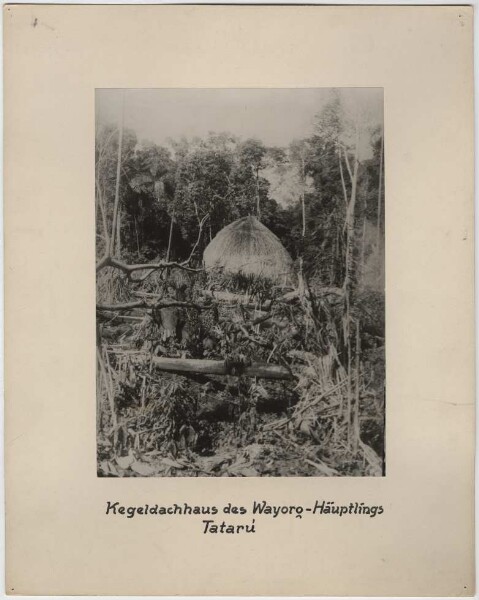 Cone roof house of the Wayoro chief Tatarú