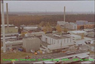 Blick vom Abluftschornstein des Forschungsreaktors 2 (FR 2) auf die Hauptabteilung Dekontaminationsbetriebe (HDB), von Südosten