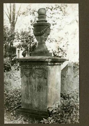Friedhof. Grabstein des Arztes Friedrich Diehl, 1827