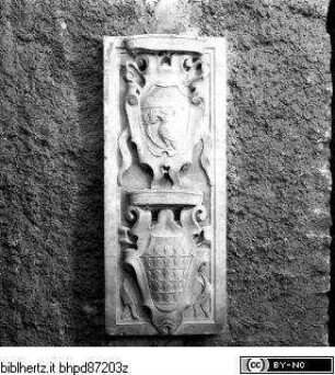 Tafel mit Wappen zweier Amtsträger, darunter das Wappen der Familie Cuccini (?)