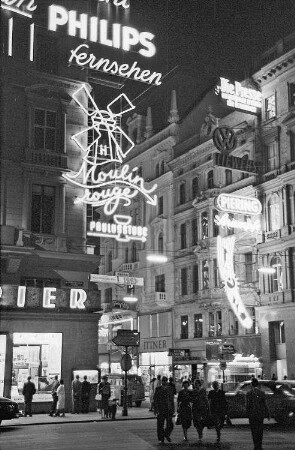 Wien: Kärtner Straße bei Nacht, Lichterreklame Moulin Rouge