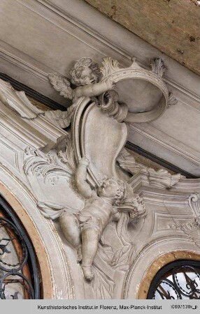 Putti mit Krone und Kartusche