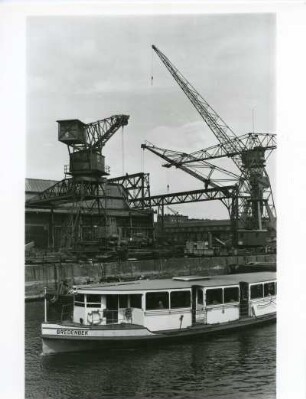 Hamburg-Winterhude. Osterbekkanal. Linien-Alsterdampfer "Jungerfernstieg-Barmbek", im Hintergrund die Kranfabrik Kampnagel