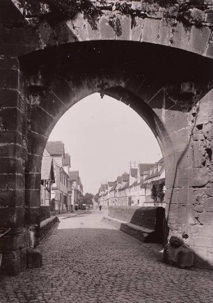 Büdingen, Straßenbild : Büdingen. Straßenbild. Blick durch das Jerusalemer Tor landwärts