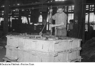 Porträts eines Formers bei der Arbeit
