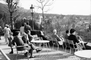 Badenweiler: sonnende Kurgäste auf der "Kaffeemühle"