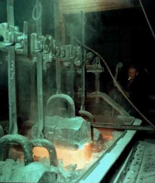 Arbeiter beim Elektrodenwechsel im Elektrochemischen Kombinat Bitterfeld
