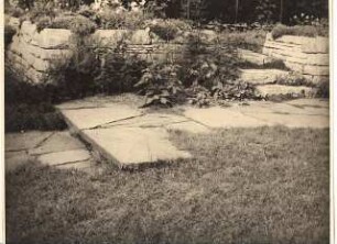 Garten Hermann Leinweber, Berlin-Schlachtensee: Stützmauer und Stufen