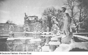 Dresden-Altstadt. Zwinger (1709-1728; M. D. Pöppelmann, B. Permoser). Nymphenbad. Blick von der Terrasse zum Wallpavillon