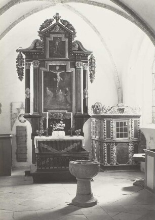 Bobbin. Evangelische Pfarrkirche, Chor mit Taufstein und Altar