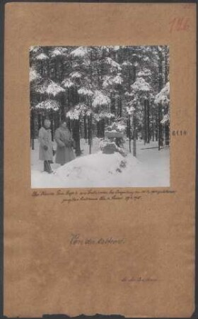 Der Kommandeur Gren.Regts. 4 am Grabe seines bei Angerburg am 28.12.1914 gefallenen jüngsten Leutnants Frhr. v. Lieven 29.01.1915