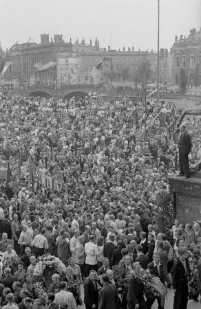 Gedenkkundgebung für die Opfer des Faschismus vor dem Alten Museum im Lustgarten in Berlin, anlässlich des sogenannten 3. OdF-Tages (Opfer des Faschismus-Tag) A B C