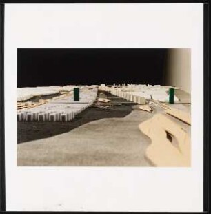 Neugestaltung der Spreeufer zwischen Jannowitzbrücke und Elsenbrücke, Berlin-Friedrichshain Schinkelwettbewerb 1991: Album mit Modellansichten, beidseitig