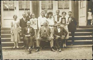 [Gruppenfoto mit Auszeichnungen]