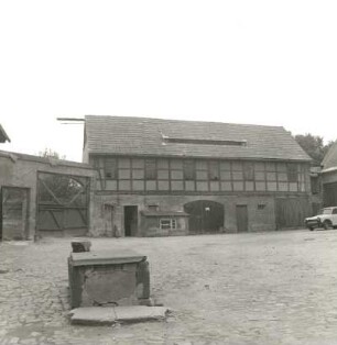 Wolkenburg-Dürrengerbisdorf, Dürrengerbisdorfer Straße 18. Vierseithof (1801/1850). Torbogen und Stallgebäude. Hofseite