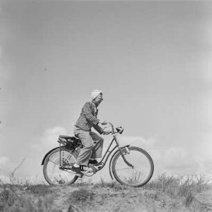 Elisabeth Gremmler beim Fahrradfahren