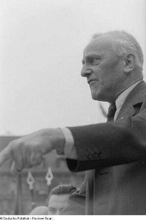 Erich Zeigner, eine Rede auf der "Opfer des Faschismus - Friedenskundgebung" haltend