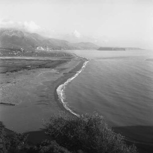 Kalabrien, Blick von Castrocucco di Maratea über die Küstenlinie mit Strand auf die Stadt Praia a Mare, das Küstengebirge und die Isola di Dino