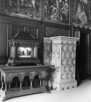 Juwelenschrein : Juwelenschrein. Holz, geschnitzt (um 1880; J. Hofmann). Ansicht mit Ofen. Schwangau-Hohenschwangau, Schloss Neuschwanstein, Palas, Ankleidezimmer