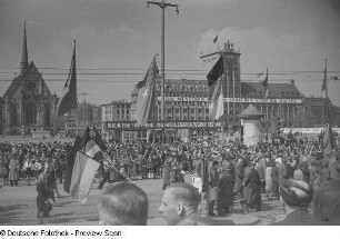 Demonstrationszug, im Hintergrund Paulinerkirche und Kroch-Hochhaus