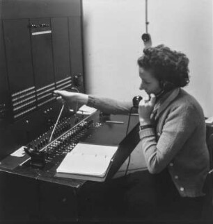 Berlin-Dahlem. Freie Universität Berlin. Mensa, Boltzmannstraße/Garystraße. Studentin am Telefon