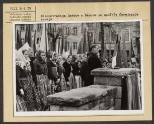 Kurt Krenz spricht zum Abschluss des III. Bundeskongresses der Domowina auf dem Platz der Roten Armee (Kornmarkt). : Kurt Krjeńc rěči na na „Naměsće Čerwjeneje armeje (Žitnych wikach)“ k zakónčenju III. Zwjazkowym kongresu Domowiny.