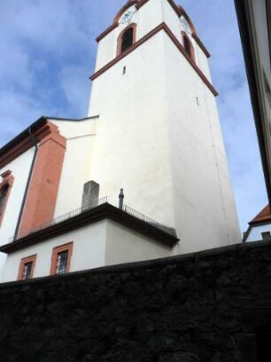 Kirche von Südosten über Kirchturm (im Kern Gotisch) - Glockenstube und Langhaus 18 Jh - Wehrgang der Kirchhofmauer abgetragen