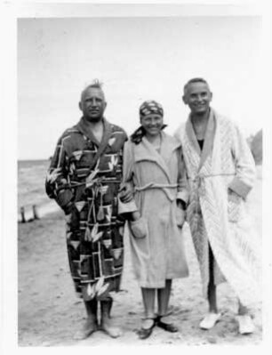 Theodor Blumer (1881-1964; Komponist, Dirigent) mit Ehefrau Hildegard Ostkamp-Blumer (1909-2001; Sopranistin) und einem Bekannten in Bademänteln an einem Meeresstrand. Fotografie, um 1940