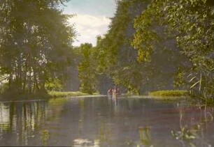 Fließ mit Ausflugskähnen im Spreewald