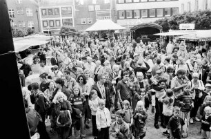 Stadtfest: Markt: Blick von Bühne auf Publikum: hinten Feststände: im Hintergrund Wohn- und Geschäftshäuser an Hindenburgstraße: 2. Juli 2000