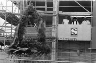 Gewerbegebiet Nord: Bookkoppel: Edding AG: Erweiterungsbau: Richtfest: Hochziehen der Richtkrone: hinten Rohbau, auf Gerüst Handwerker: 13. August 1999