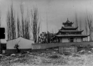 Gebäudekomplex im chinesischen Baustil : Ein Gebäudekomplex im chinesischen Baustil, möglicherweise ein Sakralbau im Tian Shan Hochgebirge