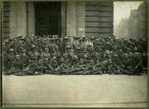 Paul von Lettow-Vorbeck und Heinrich Schnee mit Veteranen der Schutztruppe für Deutsch-Ostafrika